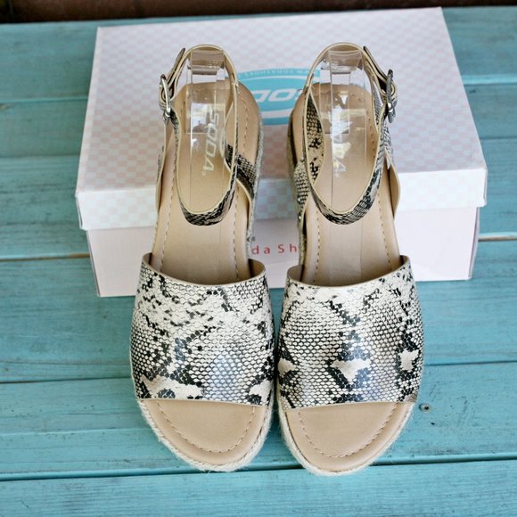 **LAST PAIR** SODA Topic Sandals Womens 5.5 Natural Python Snake Print - Picture 8 of 8